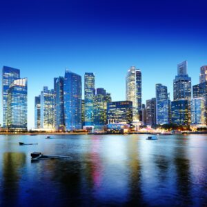 Сингапур небостъргачи през нощта с отражения във водата