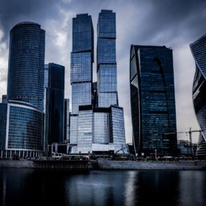 Небостъргачи в Москва Сити на фона на драматично небе