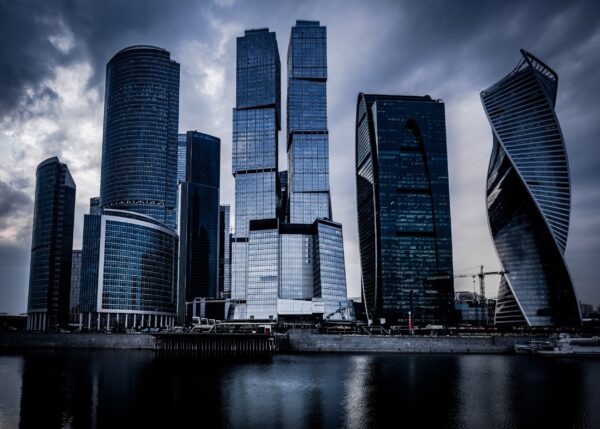Небостъргачи в Москва Сити на фона на драматично небе