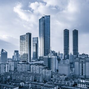 Бизнес квартал със сиви и сини небостъргачи