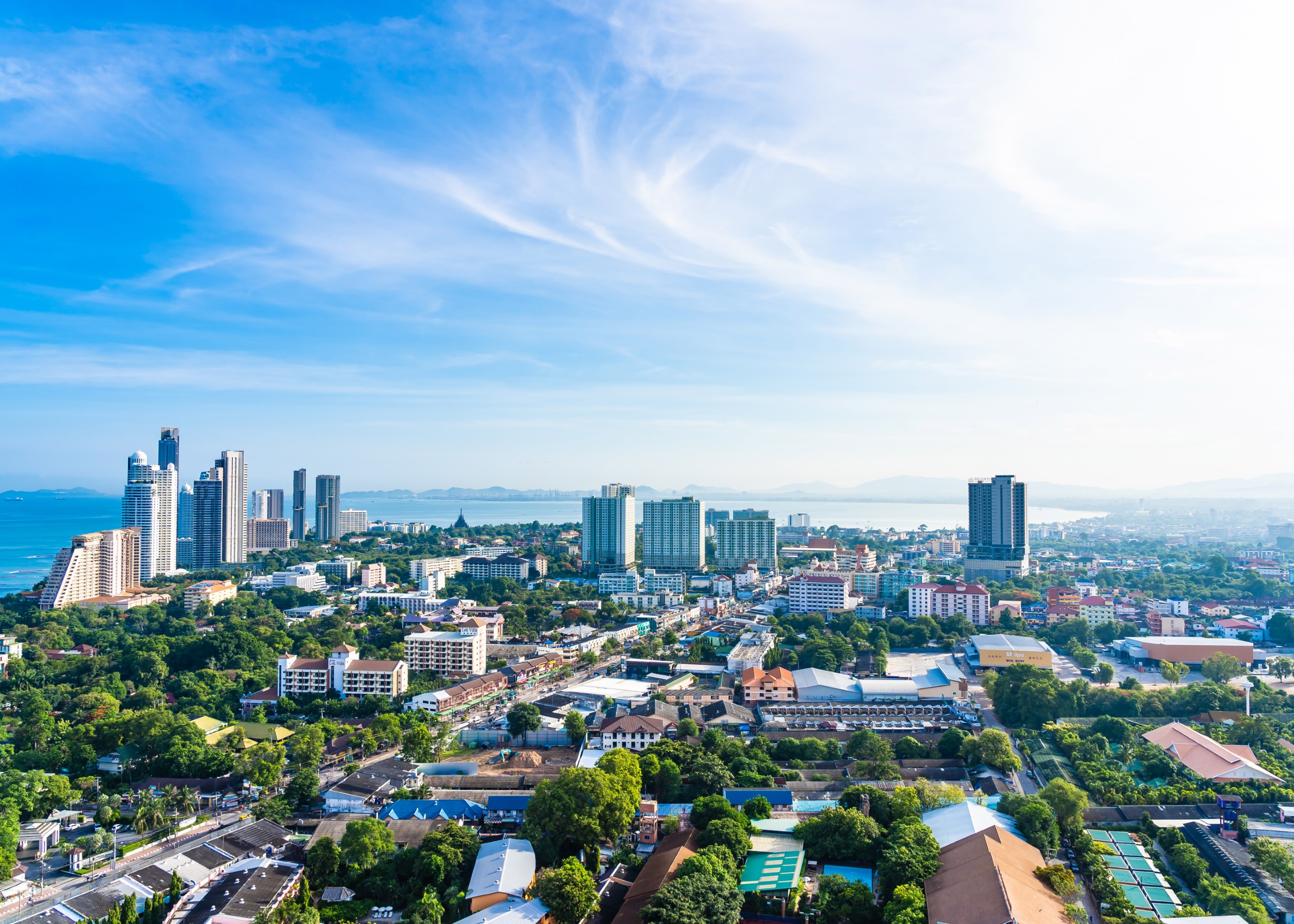 Крайбрежен град с океан и небостъргачи