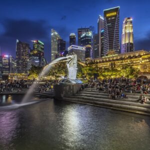 Вечерна снимка на Merlion и небостъргачи в Сингапур