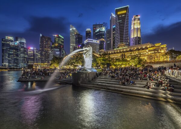 Вечерна снимка на Merlion и небостъргачи в Сингапур