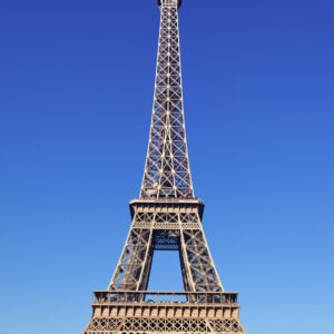 Айфеловата кула в Париж под синьо небе