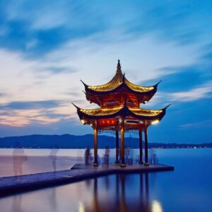 Китайски павилион на езерото Сиху в Ханджоу с отражение във водата
