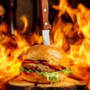 Гурме бургер с пламъци и нож