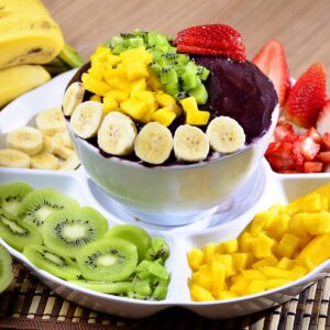 Пъстра купа с плодове и кисело мляко