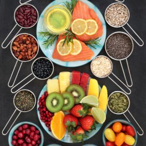 Пирамида от здравословни храни със сьомга и плодове