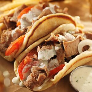 Гирос с месо, домати и бял сос в питка