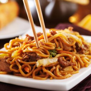 Азиатско ястие с нудли и месо в чиния