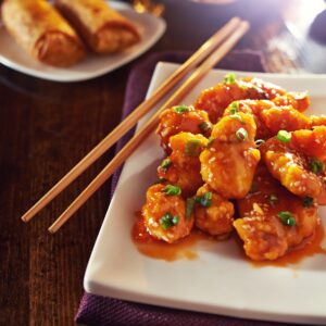 Пикантно пилешко със сусам в чиния