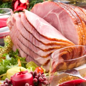 Празнична шунка с украса и вино на маса