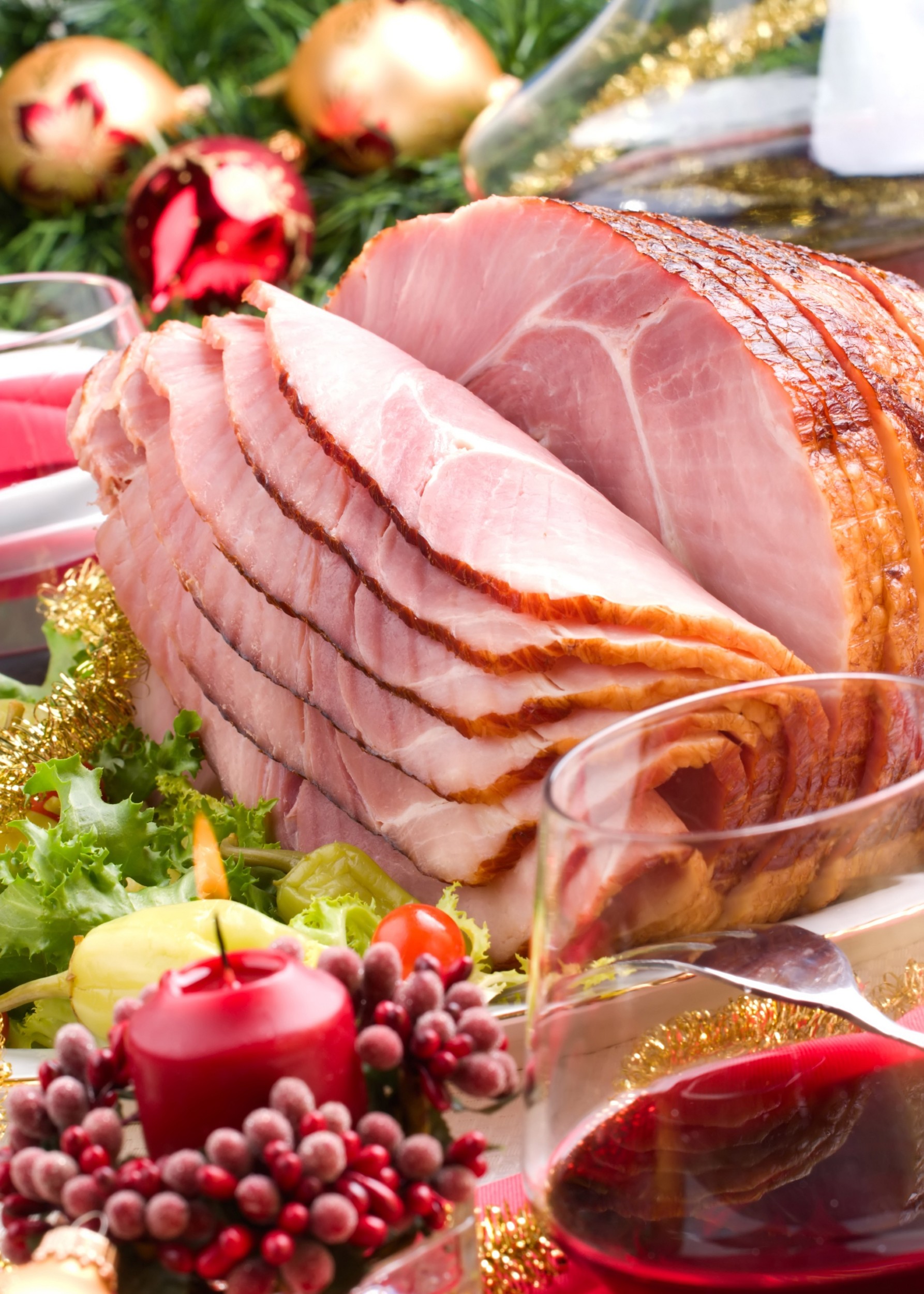 Празнична шунка с украса и вино на маса