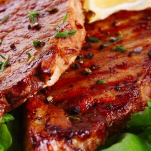 Печено месо на скара със зелена гарнитура