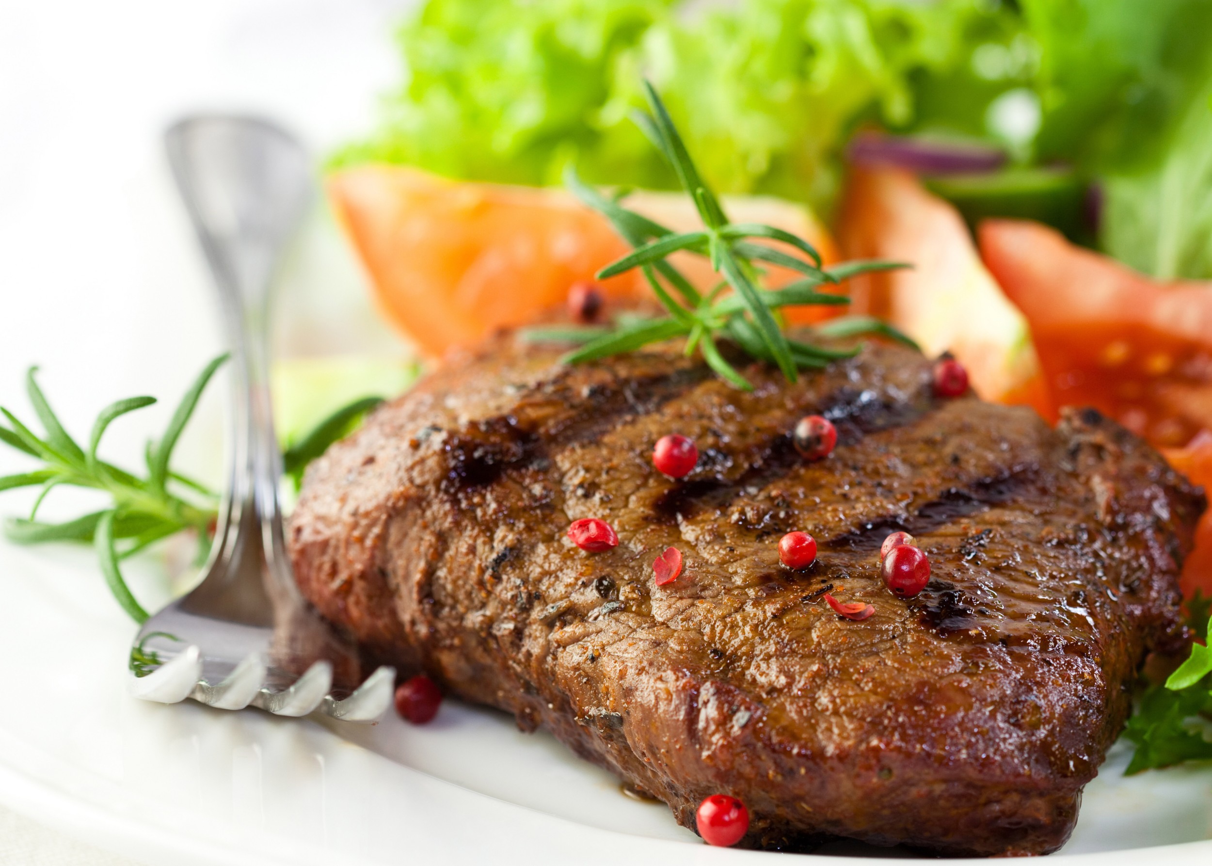 Сочен стек с гарнитура от салата и домати