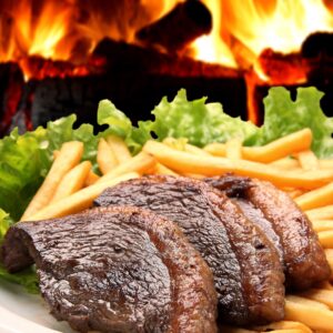 Телешко със златисти картофи и огън на заден план