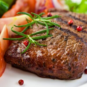 Сочна пържола с розмарин и салата