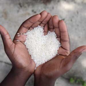 Шепа ориз оформен като сърце в ръце