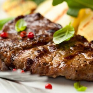 Телешко с гарнитура и свежи подправки