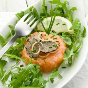 Тартар от сьомга с трюфели и рукола в гурме поднасяне