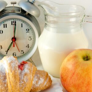 Чаша мляко с кроасан и ябълка за закуска