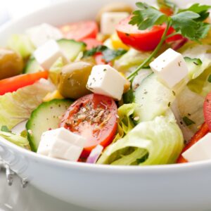 Гръцка салата със зеленчуци и сирене в купа