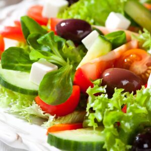 Гръцка салата с маслини, фета и домати