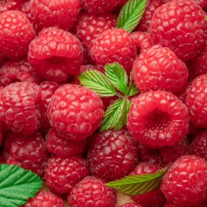 Червени малини със зелени листа