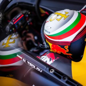 Детайл на каска Red Bull във Формула 3 с надпис N. Tsolov