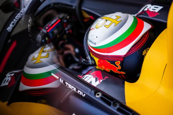 Детайл на каска Red Bull във Формула 3 с надпис N. Tsolov