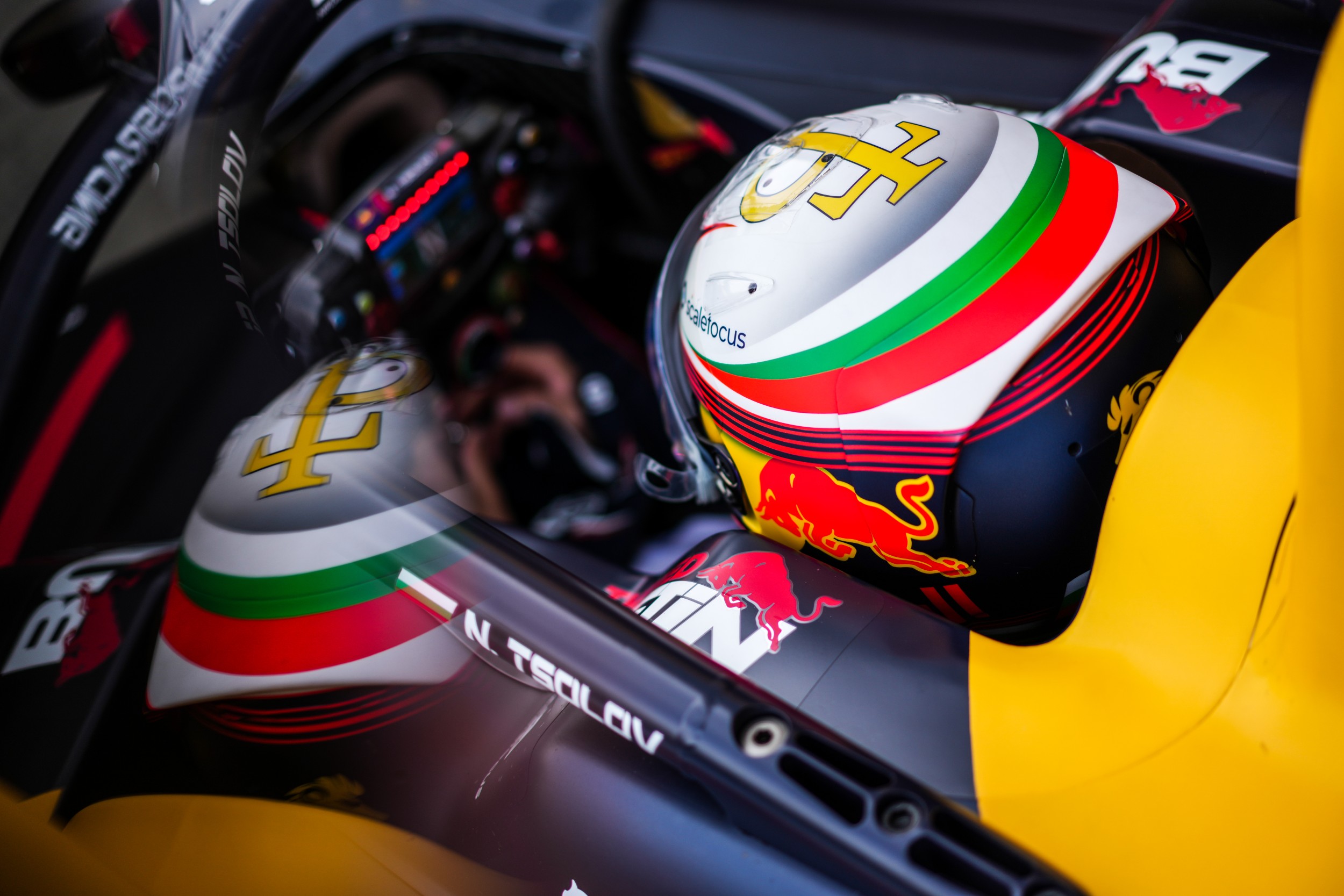 Детайл на каска Red Bull във Формула 3 с надпис N. Tsolov