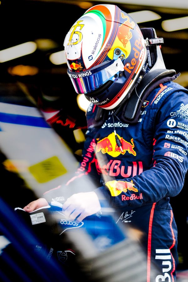 Пилот Red Bull във Формула 3, заснет в подготовка преди състезание