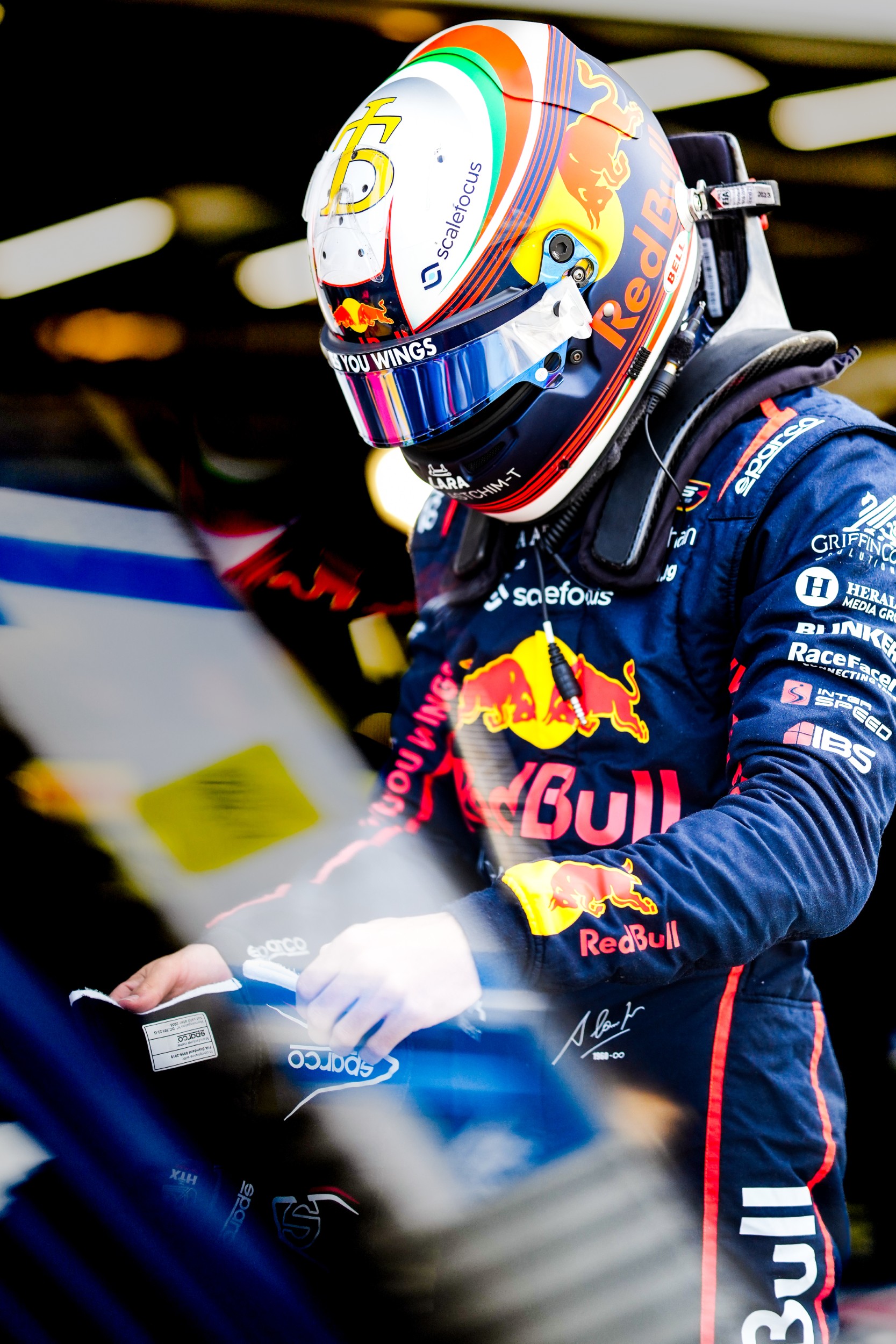 Пилот Red Bull във Формула 3, заснет в подготовка преди състезание