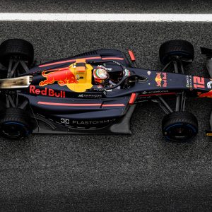 Формула 3 болид Red Bull заснет отгоре на пистата