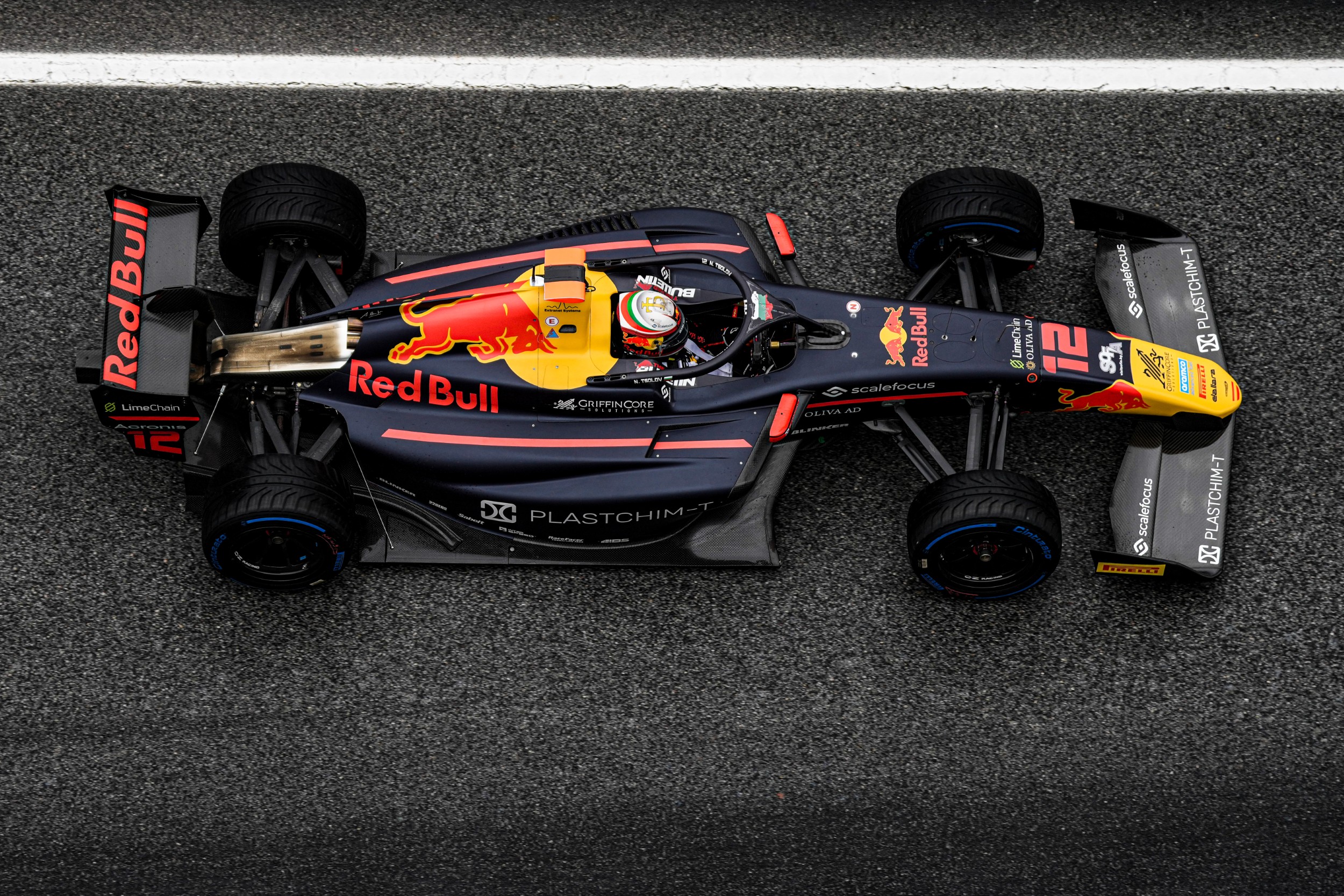 Формула 3 болид Red Bull заснет отгоре на пистата
