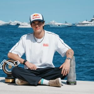 Пилот от Red Bull Junior Team с купи край морето