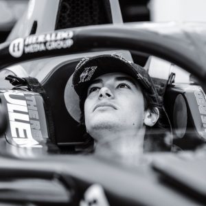 Пилот във Формула 3 в кокпита, черно-бяла фотография