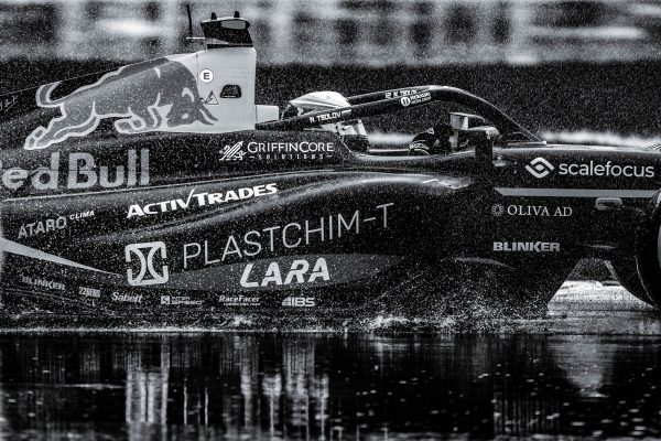 Формула 3 болид Red Bull по време на състезание в дъжда, черно-бяла снимка