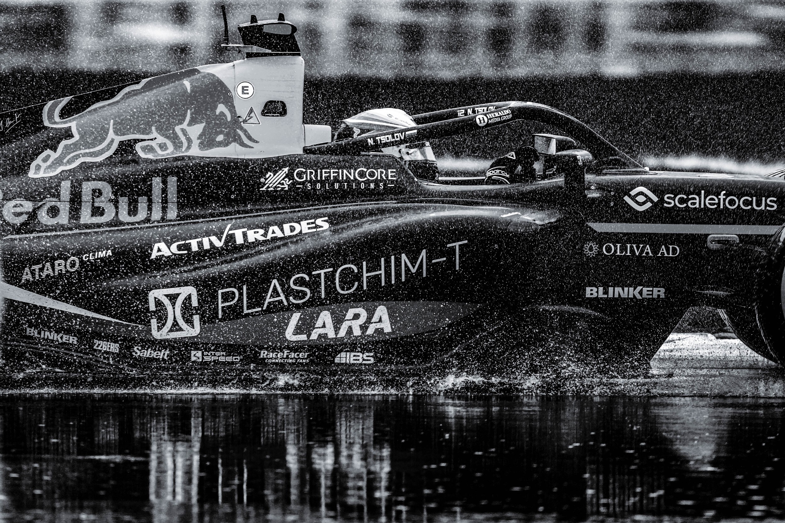 Формула 3 болид Red Bull по време на състезание в дъжда, черно-бяла снимка