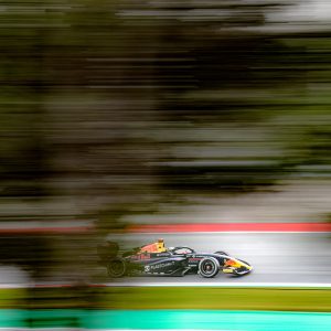 Формула 3 болид Red Bull, сниман в движение със скоростен ефект