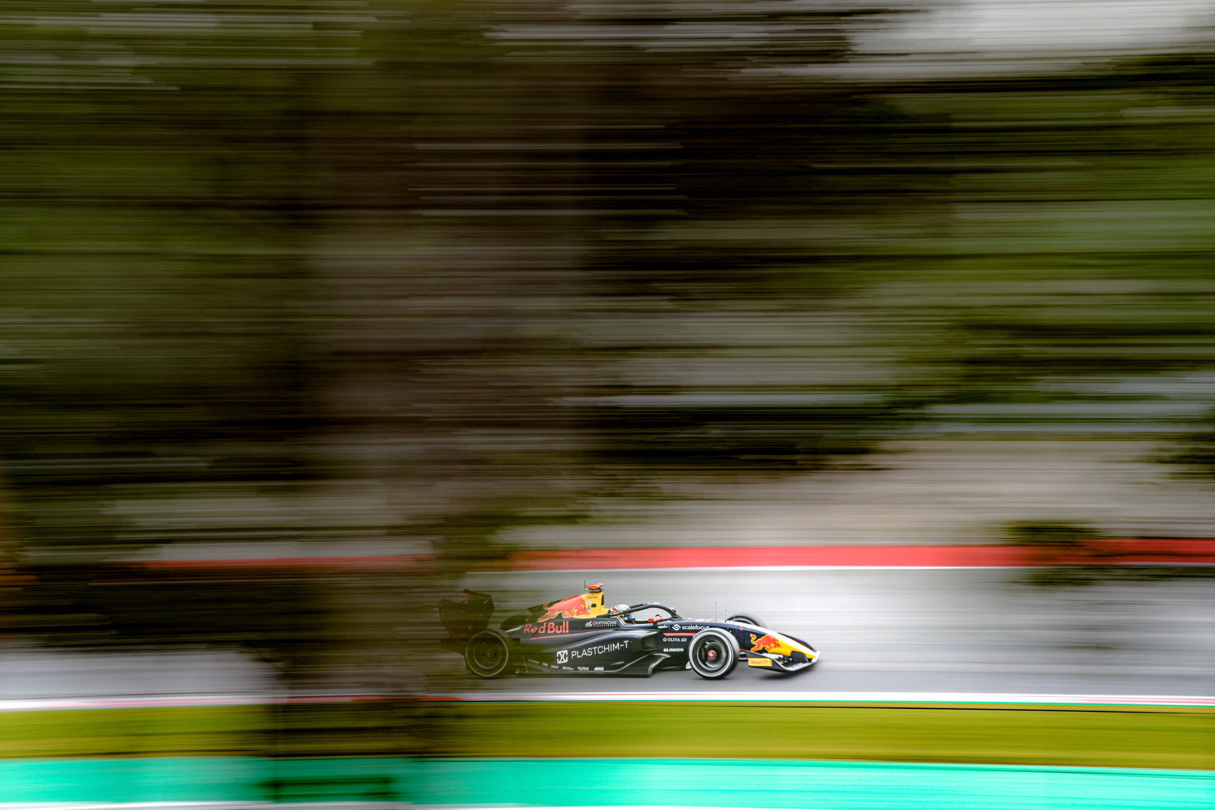 Формула 3 болид Red Bull, сниман в движение със скоростен ефект
