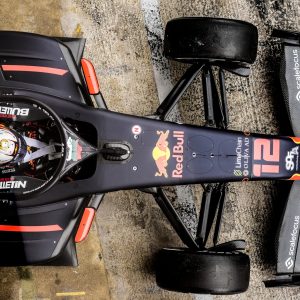 Формула 3 болид Red Bull, заснет отгоре върху питлейн асфалт