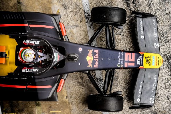Формула 3 болид Red Bull, заснет отгоре върху питлейн асфалт