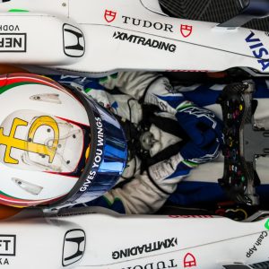 Пилот във Формула 3 болид Red Bull, сниман отгоре в кокпита