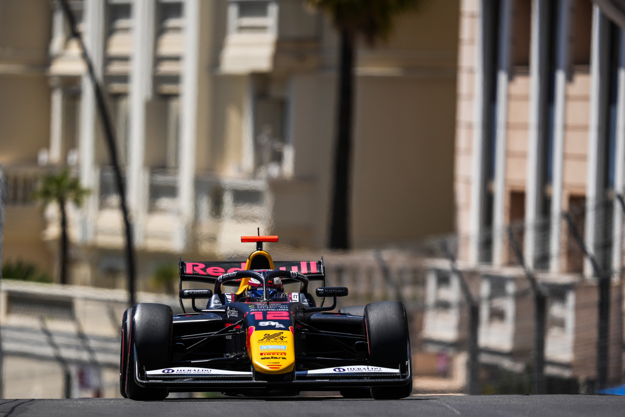 Формула 3 болид Red Bull на улична писта в Монако