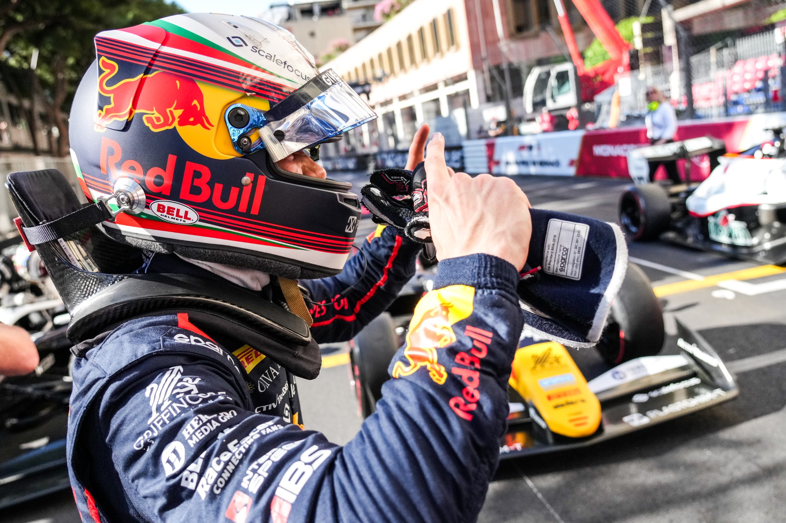 Пилот във Формула 3 с каска Red Bull преди състезание
