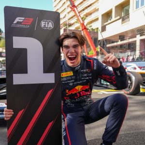 Пилот във Формула 3 празнува победа с табела 1