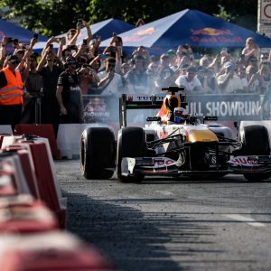 Red Bull болид на шоурум демонстрация пред публика