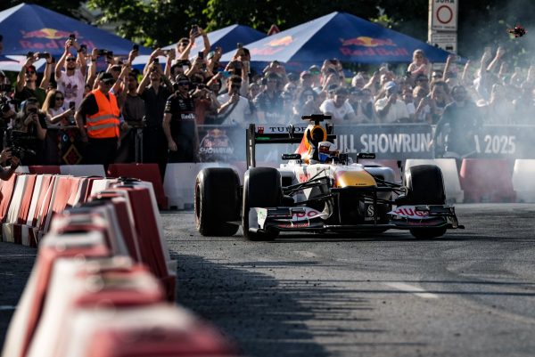 Red Bull болид на шоурум демонстрация пред публика