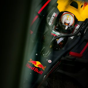 Формула 3 болид Red Bull, сниман отгоре през стъкло или ограда